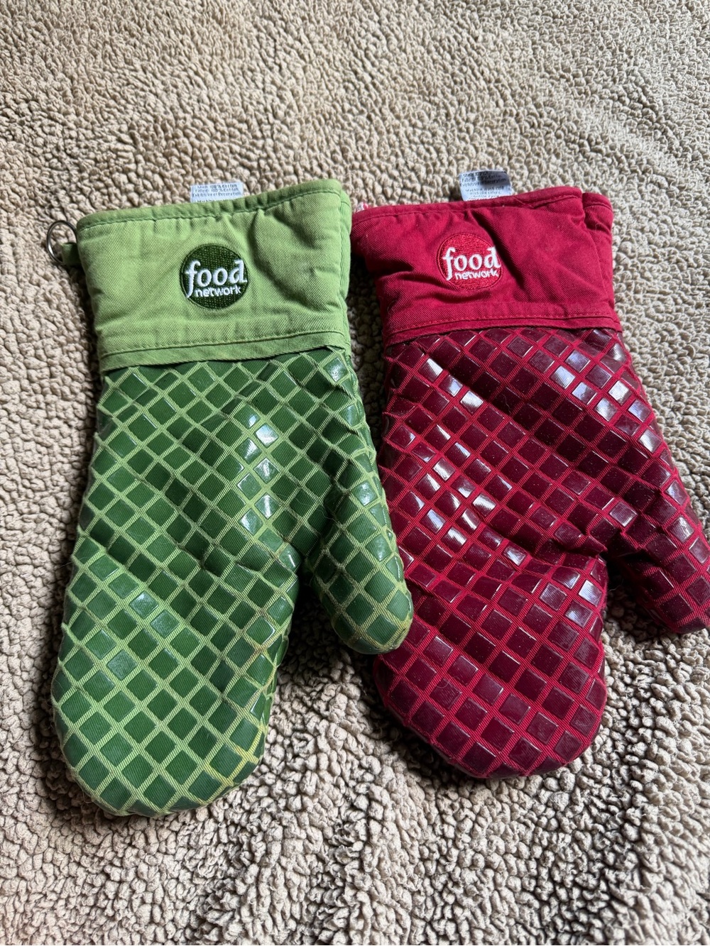 Food Network Oven Mitts in Green and Red